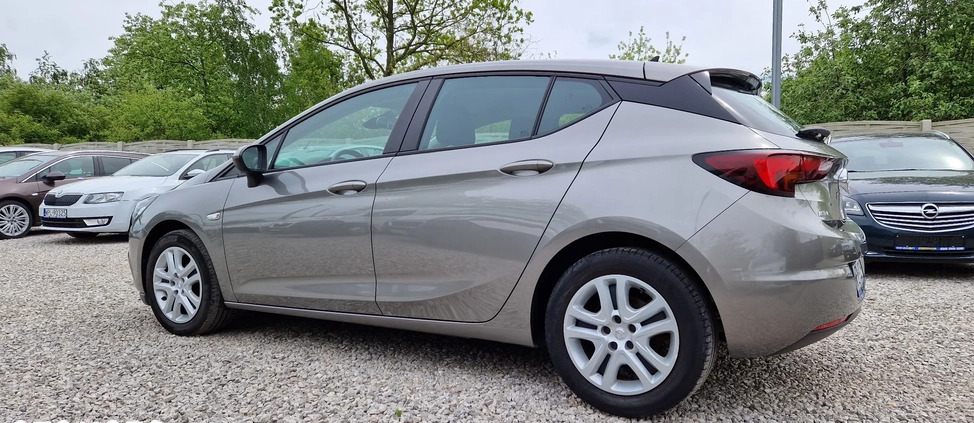 Opel Astra cena 39900 przebieg: 173000, rok produkcji 2016 z Tuszyn małe 742